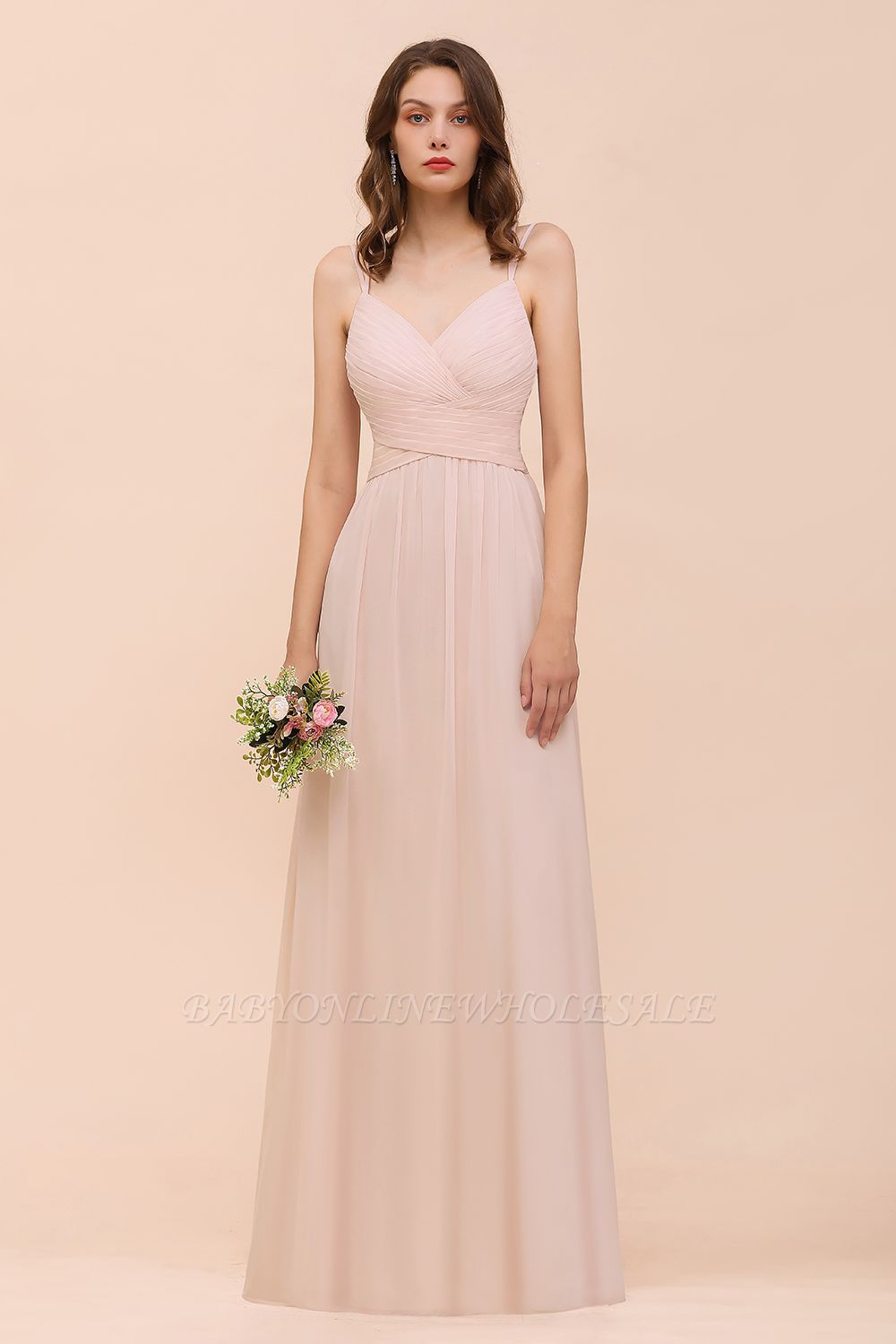 Stilvolles Perlenrosa V-Ausschnitt Brautjungfernkleid Chiffon Aline Abend Maxikleid