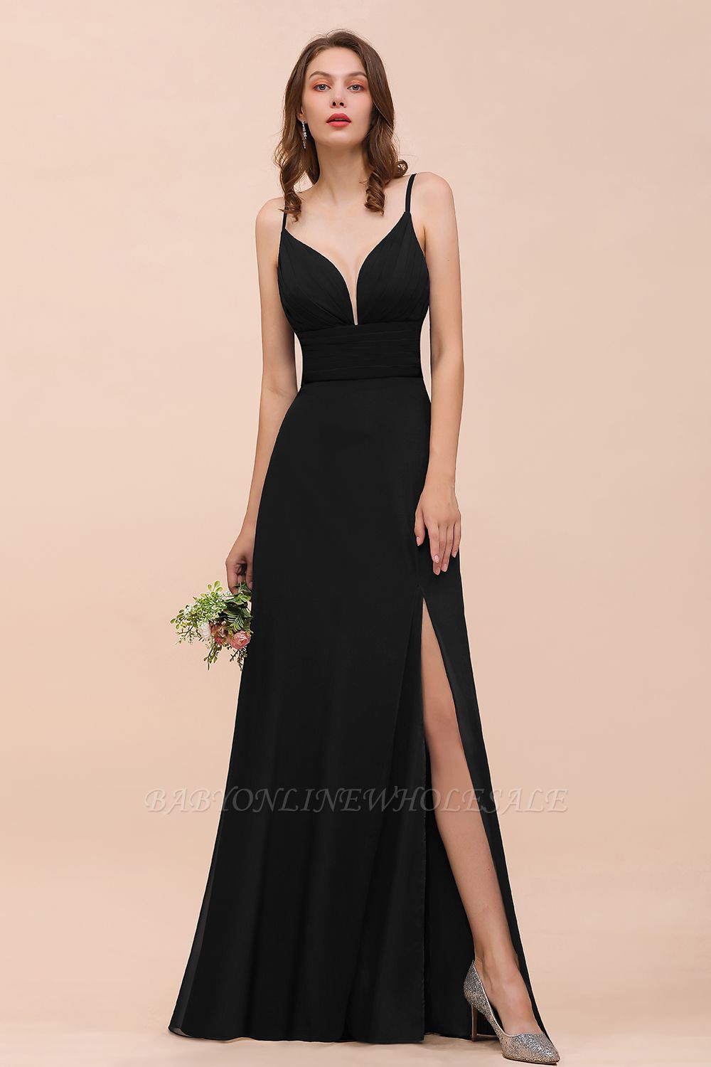 Очаровательное черное платье для подружек невесты с глубоким V-образным вырезом и разрезом по бокам с тонкими бретельками