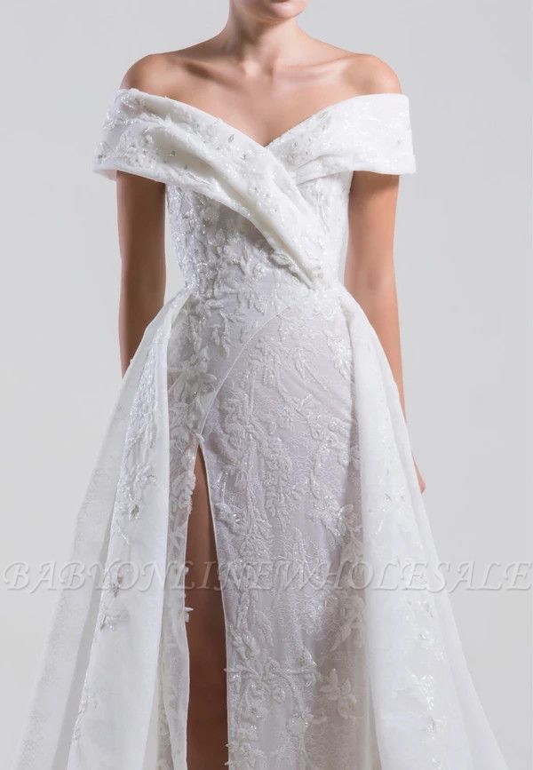 Белое свадебное платье с открытыми плечами и кружевными аппликациями с разрезом по бокам, свадебное платье