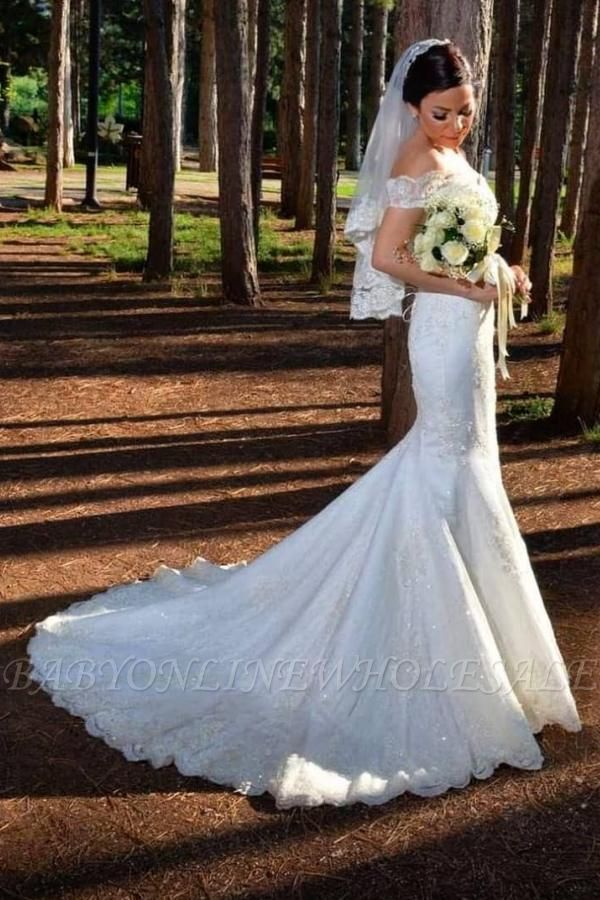 Precioso vestido de novia de sirena con hombros descubiertos y apliques de encaje