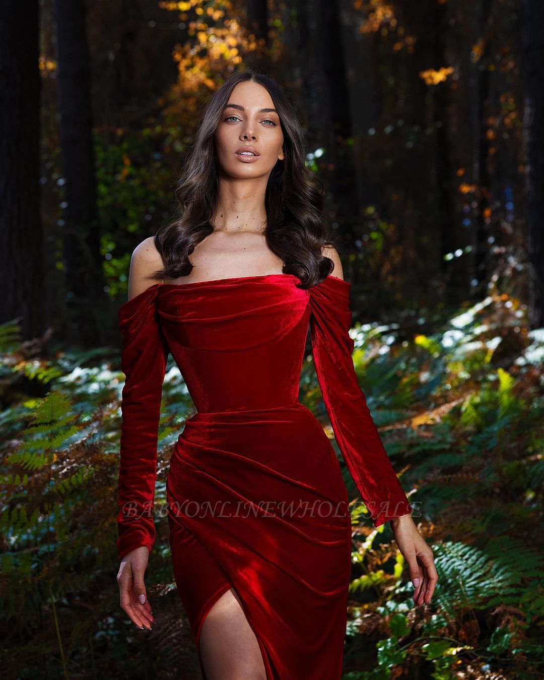 Encantador vestido largo de noche de terciopelo rojo con hombros descubiertos y abertura lateral Babyonlinewholesale