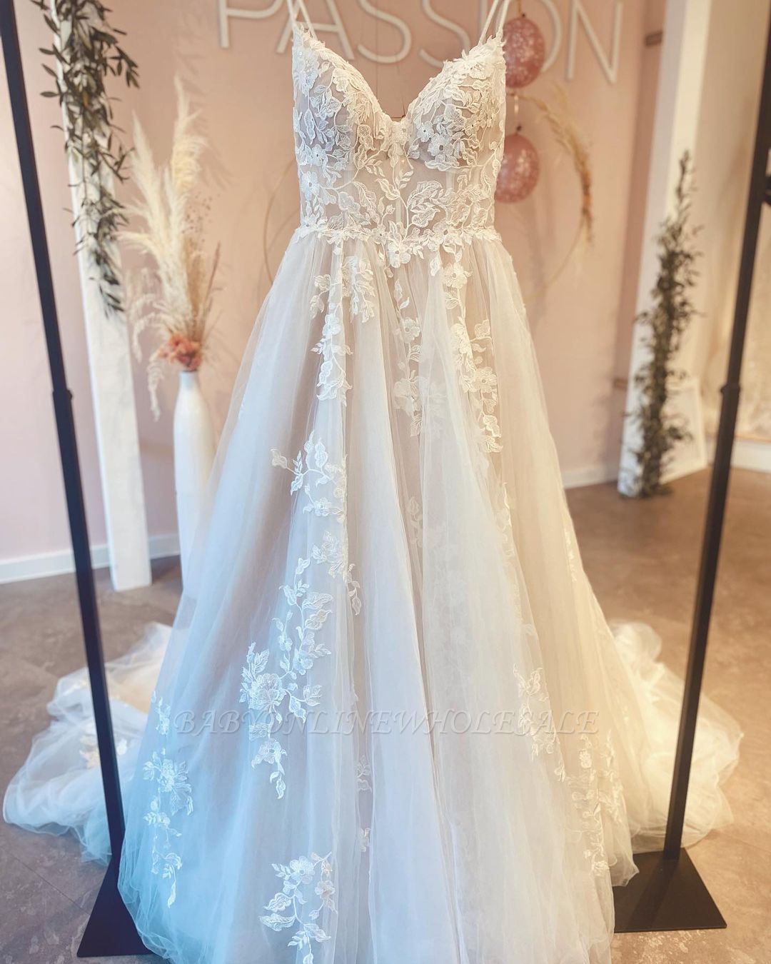 Romantische Spaghetti-Trägern weißes Blumentüll-Hochzeitskleid ärmelloses Aline bodenlanges Kleid für Hochzeiten