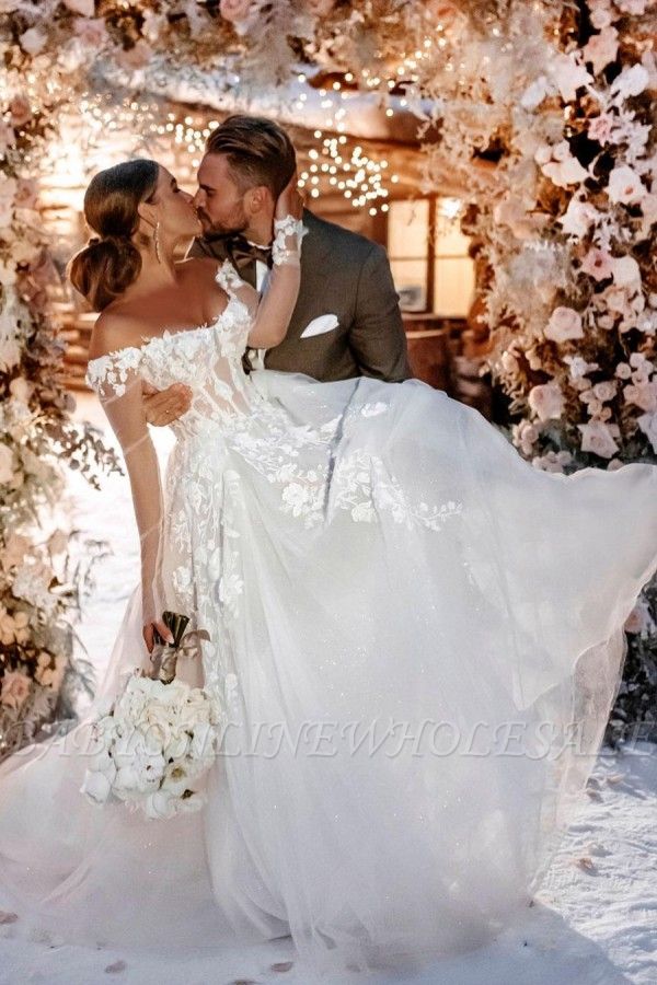 Aline Schulterfreies Brautkleid mit floraler Spitze und langen Ärmeln