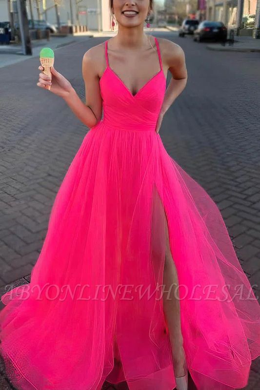 Ярко-розовое платье для выпускного вечера из тюля трапециевидной формы с высоким разрезом