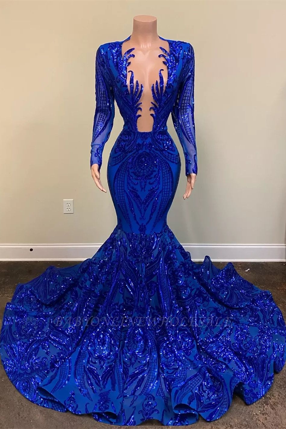 فستان حفلة موسيقية لامعة بأكمام طويلة مزينة بالترتر باللون الأزرق الملكي