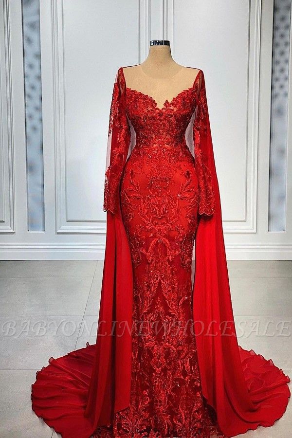 Красное кружевное выпускное платье силуэта «русалка» с шалью