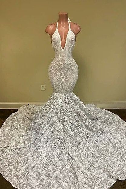 Белое блестящее платье силуэта «русалка» и расклешенное платье для выпускного вечера с v-образным вырезом