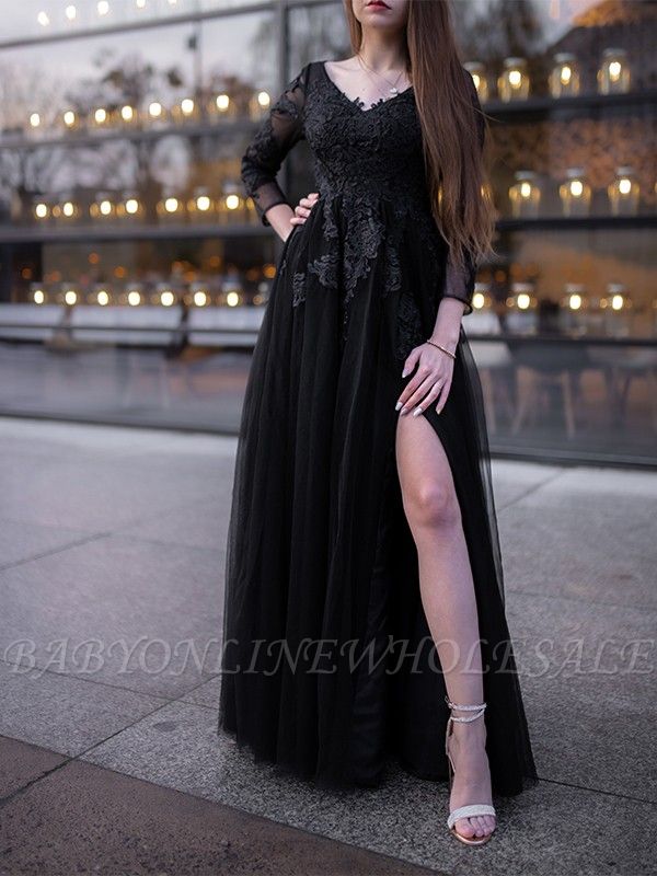 Черное платье трапециевидной формы с длинными рукавами и v-образным вырезом с высоким разрезом