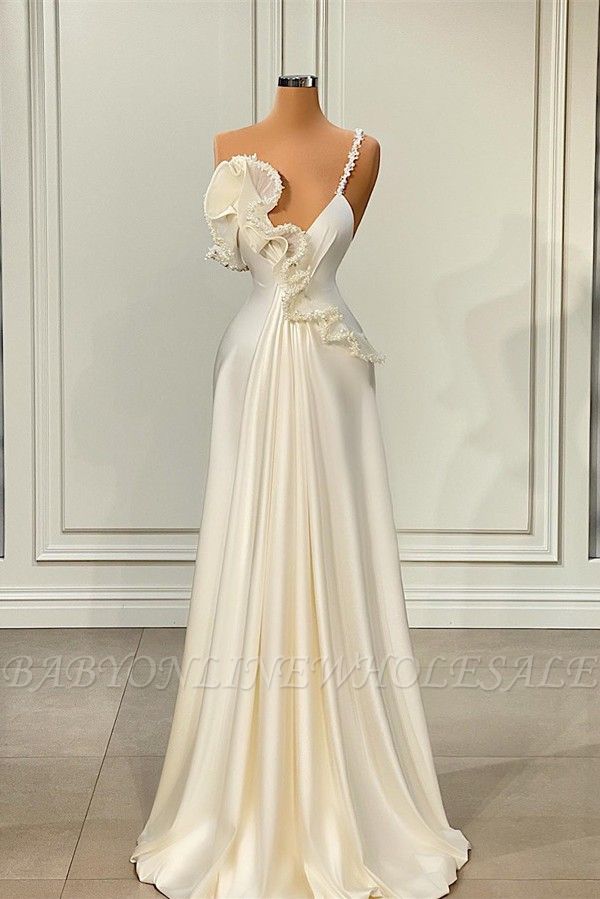 Encantador vestido branco assimétrico de cetim com babados