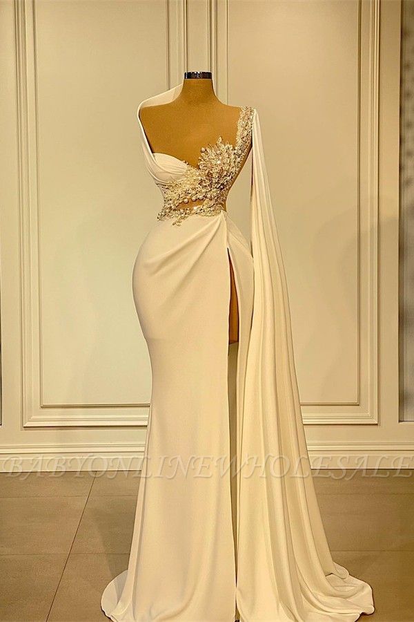 Очаровательное асимметричное свадебное платье-русалка с оборками и бисером