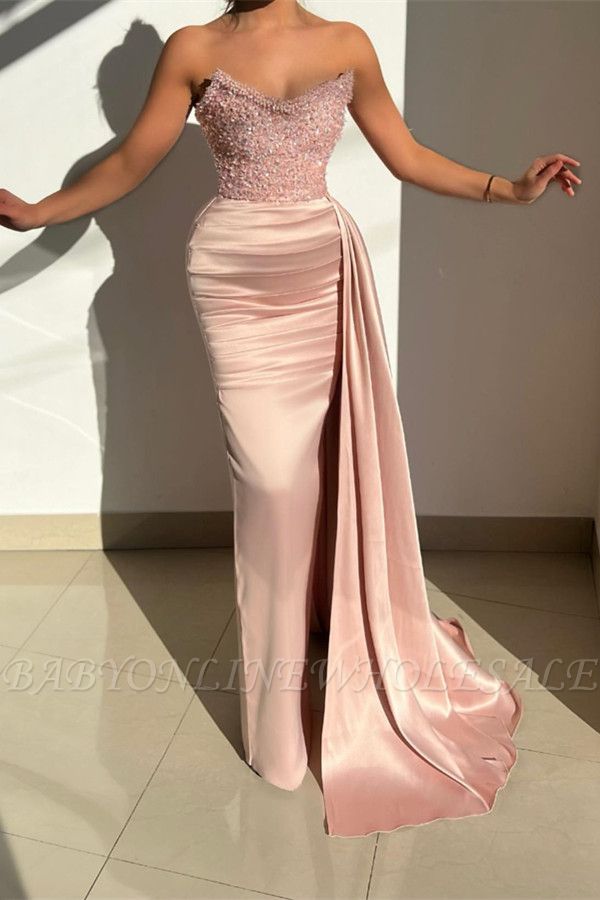 Очаровательное розовое атласное выпускное платье без бретелек с блестками и оборками
