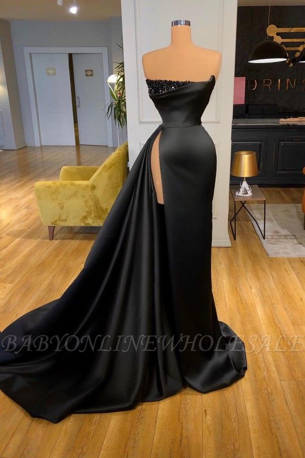 Черное атласное выпускное платье без бретелек с разрезом спереди и оборками