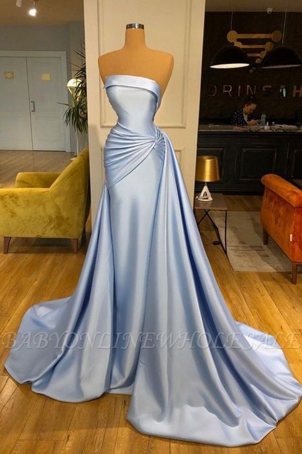 Светло-голубое платье выпускного вечера из атласа без бретелек длиной до пола с оборками