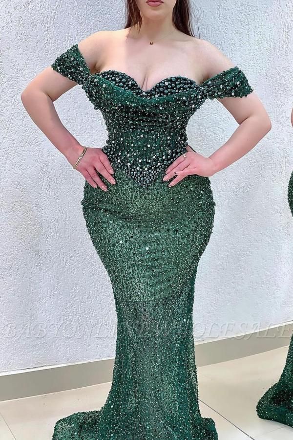 Vestido de fiesta de corte sirena con escote en forma de corazón y hombros descubiertos en color verde