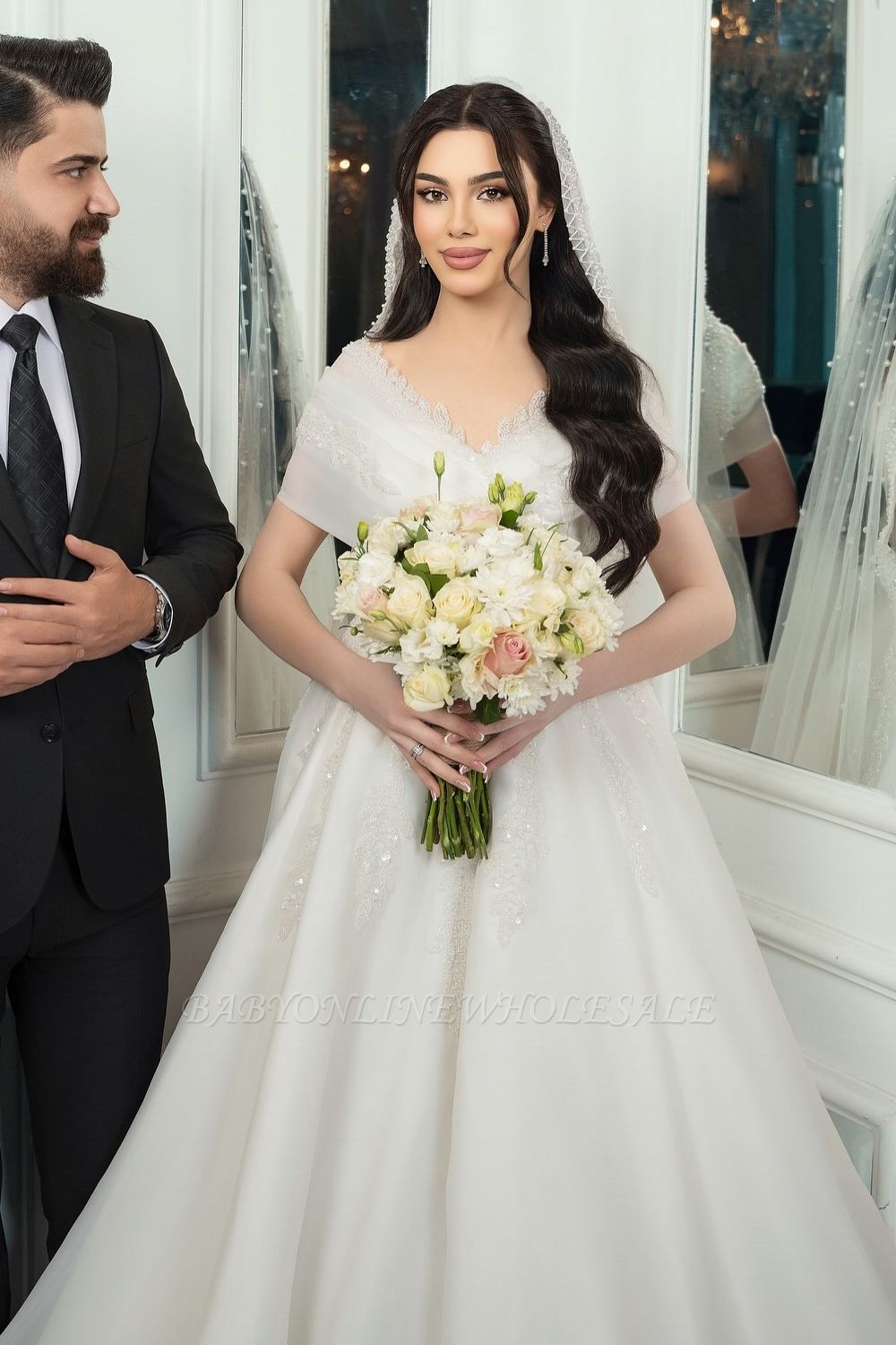 Vestidos de noiva em linha A com flores de tule e cristais e ombros de fora