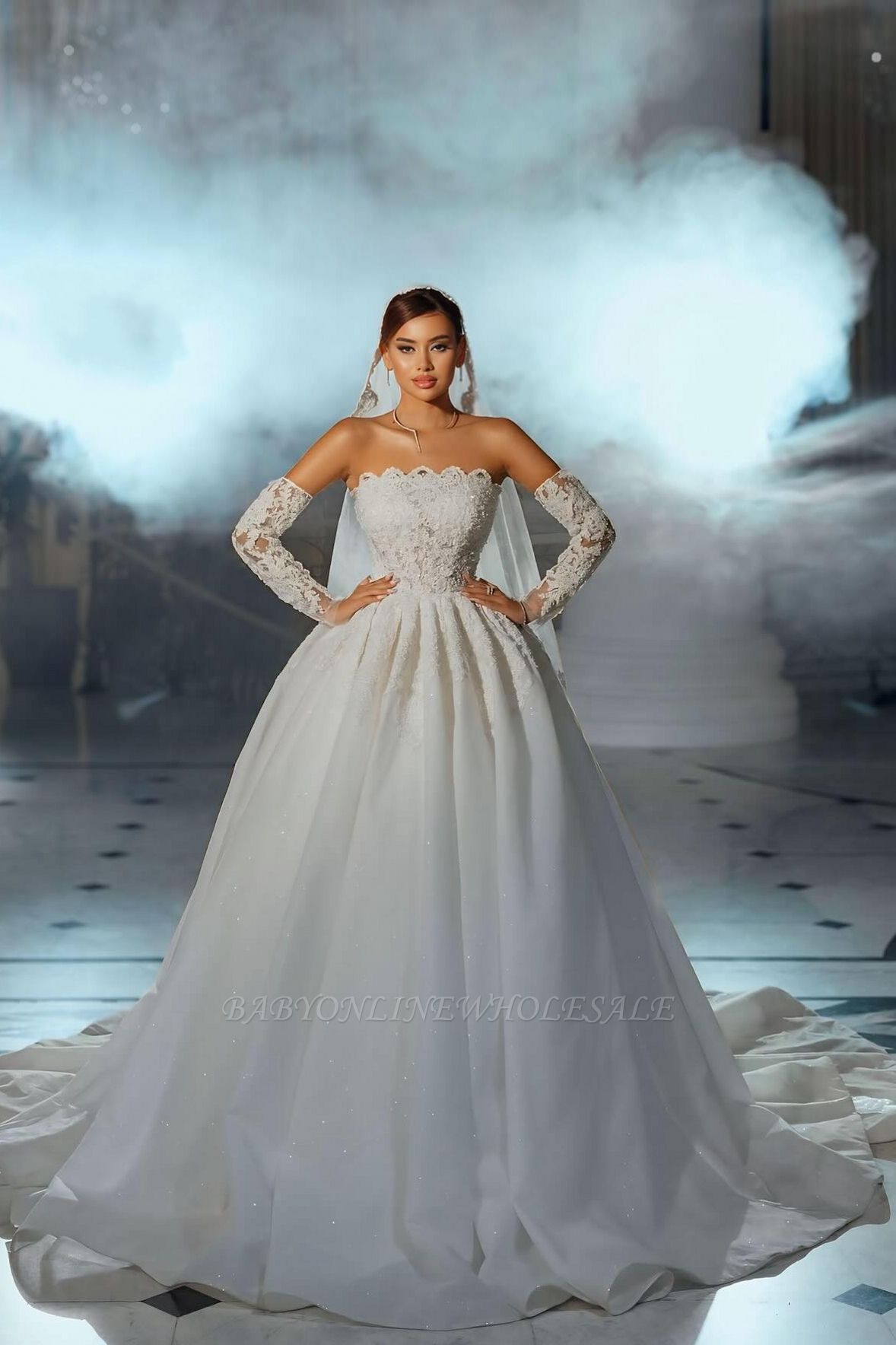 Vestidos de noiva luxuosos sem alças com apliques de cetim e renda em linha A