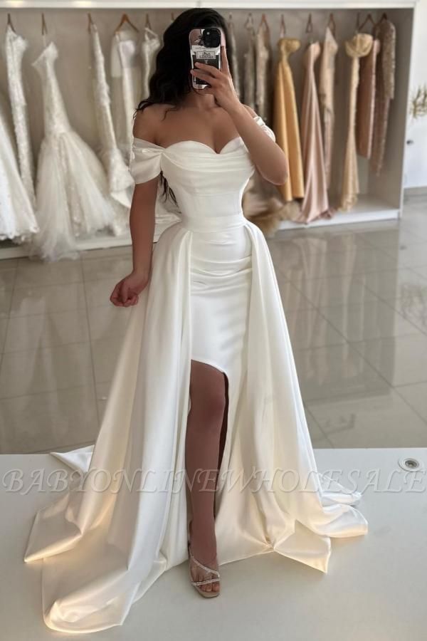 Schulterfreies A-Linien-Ballkleid aus Satin mit Rüschen und Schlitz