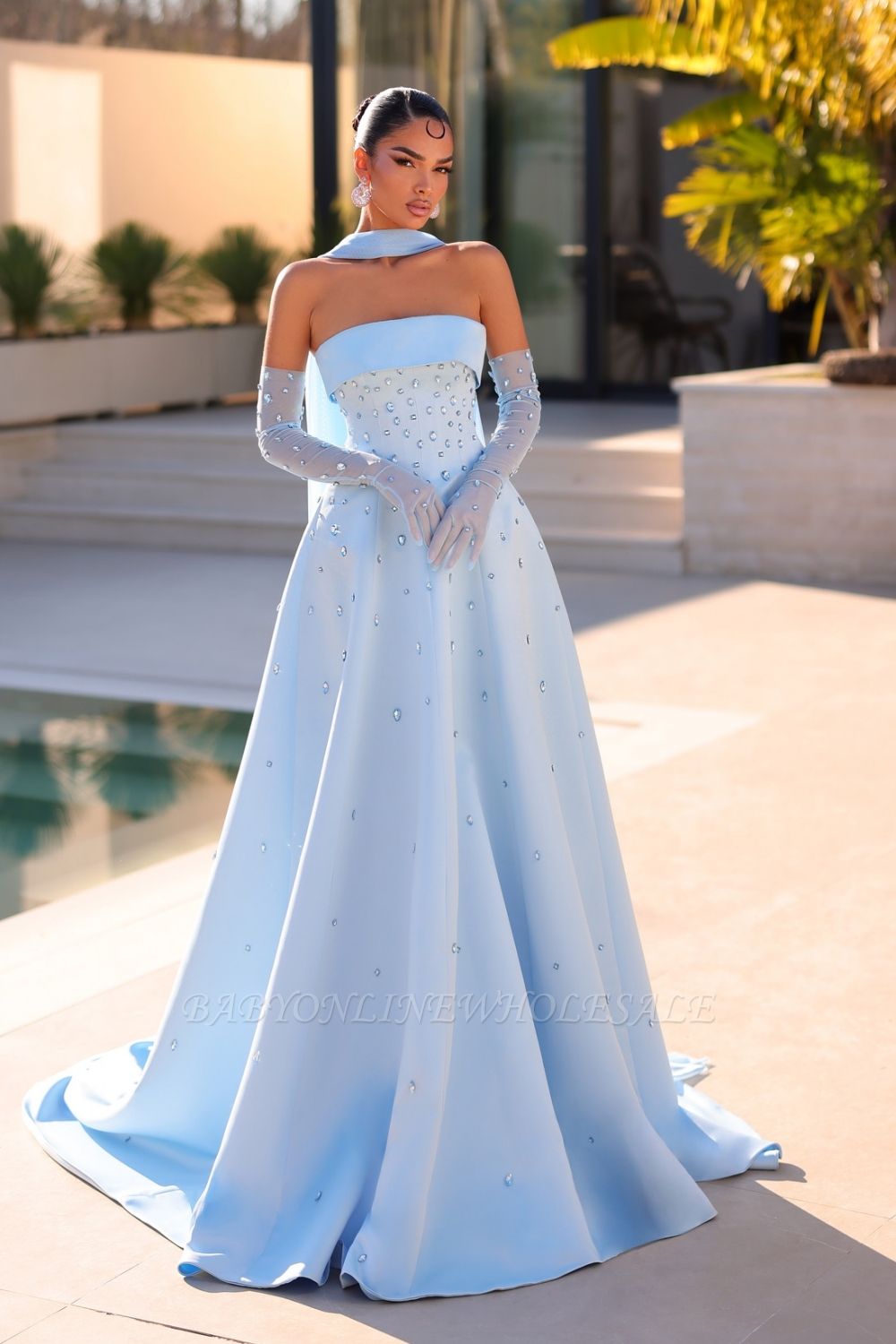 Trägerloses A-Linien-Ballkleid mit Kristalldetails und bodenlang