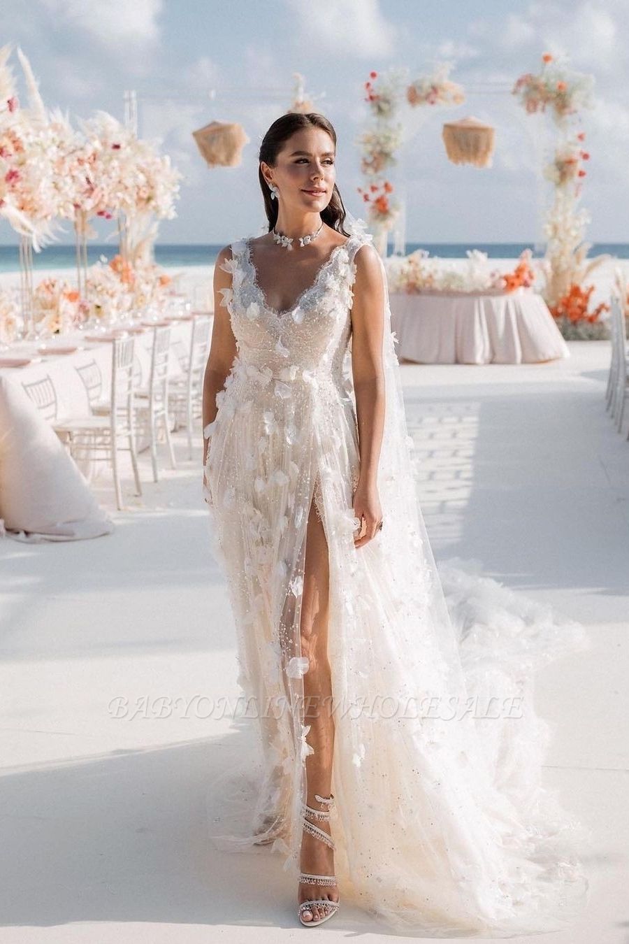 Vestidos de noiva com decote em V, apliques de renda e corte A com fenda