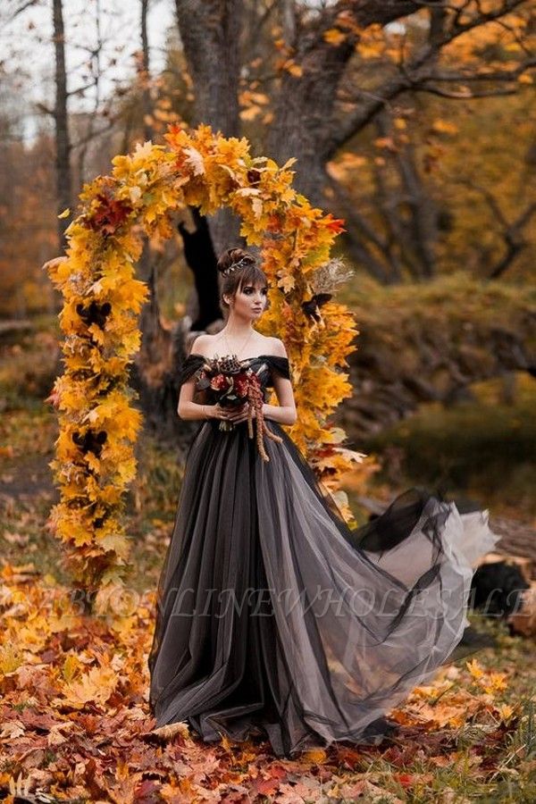 Гламурное свадебное платье трапециевидной формы из тюля с открытыми плечами и кружевными аппликациями