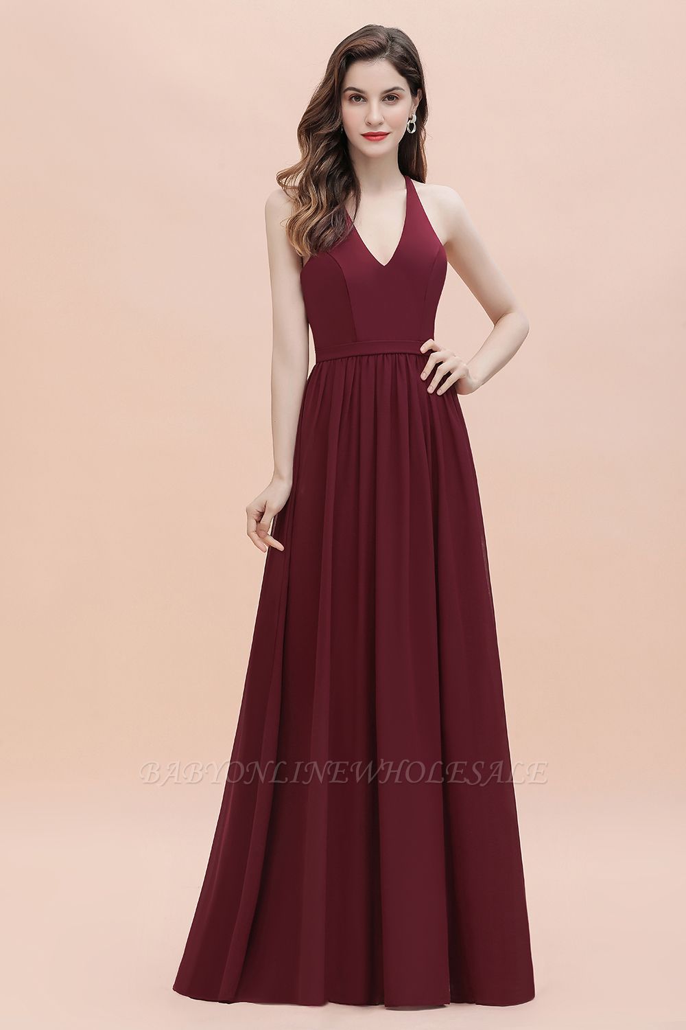 Темно-красное шифоновое платье с V-образным вырезом и бисером на спине без рукавов