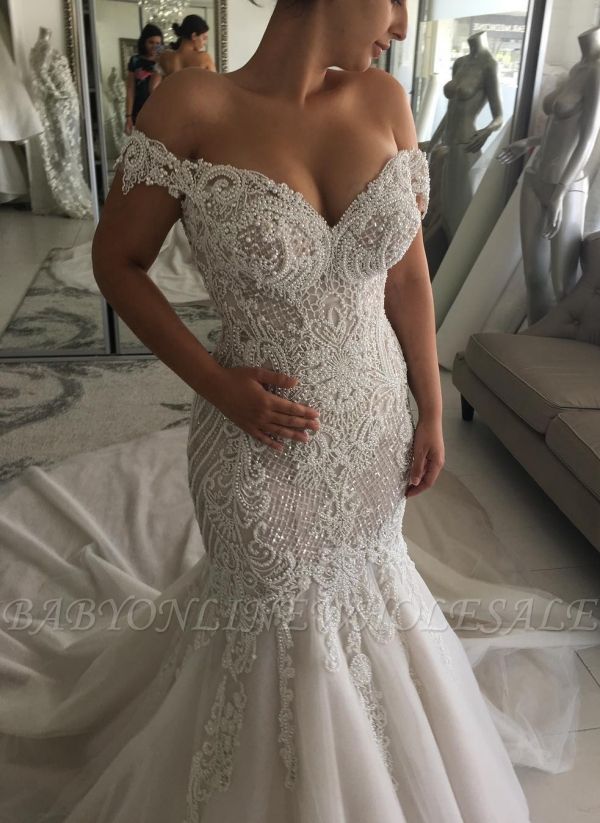 Элегантное свадебное платье с открытыми плечами и русалкой