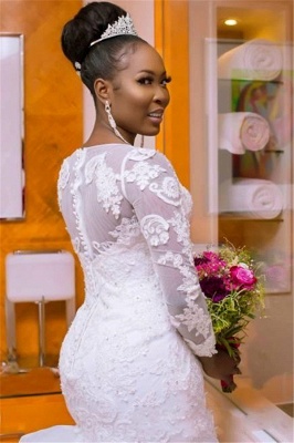 Элегантное свадебное платье с длинными рукавами и кружевным шлейфом_4