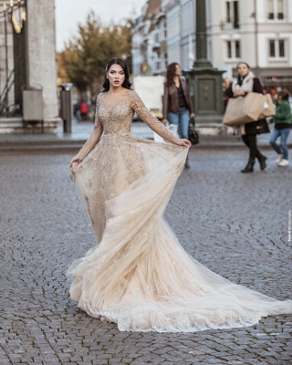 Шикарное свадебное платье трапециевидной формы с длинными рукавами и V-образным вырезом с цветочным кружевным узором_2