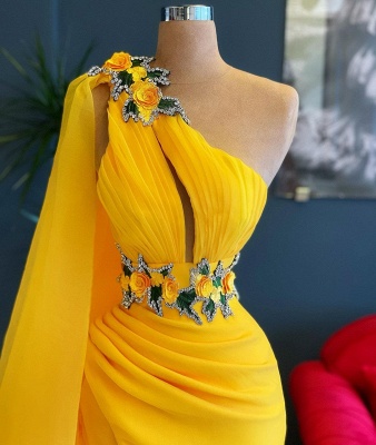 Желтое платье на одно плечо с оборками и цветочными аппликациями, бусинами, русалкой и накидкой_2