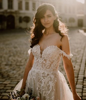 فستان زفاف رومانسي من التول بدون أكتاف للعروس_4
