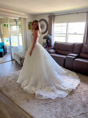 Великолепное белое кружевное свадебное платье с открытыми плечами и бусинами_3