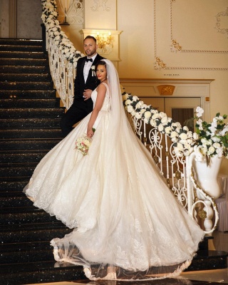 Robe de mariée glamour blanche à col en C avec des appliques de dentelle romantique_4