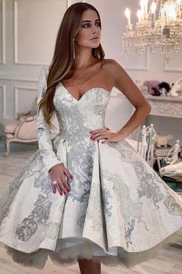 Стильное короткое свадебное платье на одно плечо с цветочным узором_1