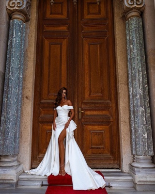 Белое атласное свадебное платье с открытыми плечами и разрезом сбоку_6