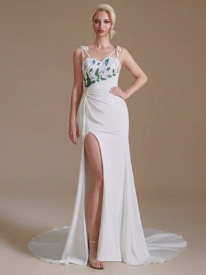 Impressionante vestido de noiva com alças finas e fenda lateral com padrão de folhas