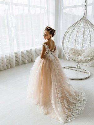Off-the-Shoulder Tüll Blumenmädchenkleid Weiße Spitzenapplikationen Kleines Mädchenkleid für Hochzeitsfeier