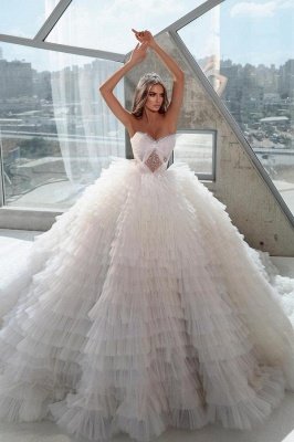 Vestido de novia de tul sin tirantes con escote corazón y capas de cristales