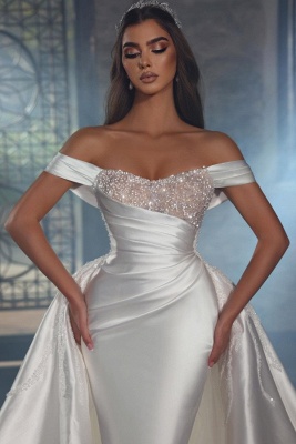 Блестящее белое свадебное платье силуэта «русалка» с открытыми плечами и верхней юбкой_2