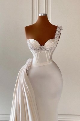 Белое платье выпускного вечера с вырезом-лодочкой на одно плечо и вырезом русалки_2