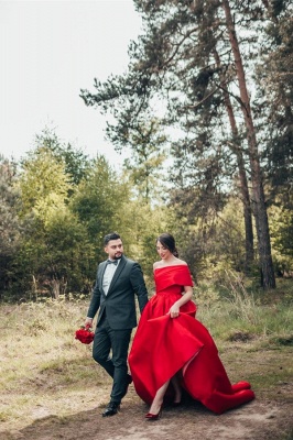 Elegantes rubinrotes, bodenlanges, ärmelloses A-Linien-Hochzeitskleid aus Satin mit Rüschen_5