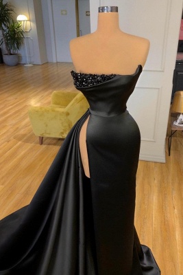 Черное атласное выпускное платье без бретелек с разрезом спереди и оборками_2