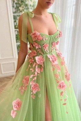 Платье выпускного вечера из тюля с нежными бретельками и объемным цветочным украшением_2