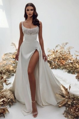 Charmoso vestido de noiva de cetim com alças finas e fenda frontal