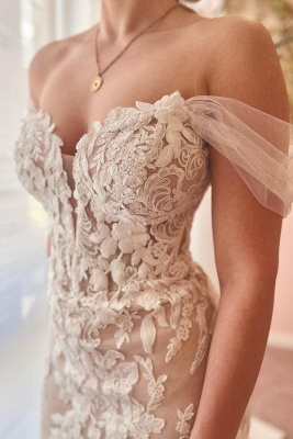 Элегантное свадебное платье цвета слоновой кости с открытыми плечами и кружевной аппликацией_3