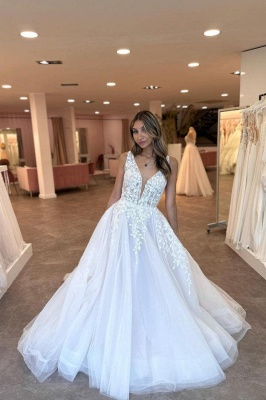Sleeveless White V-neck Lace Puffy Wedding Dress_1