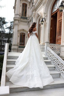 Schulterfreies, weißes A-Linien-Hochzeitskleid im Prinzessin-Stil mit hohem Schlitz_3