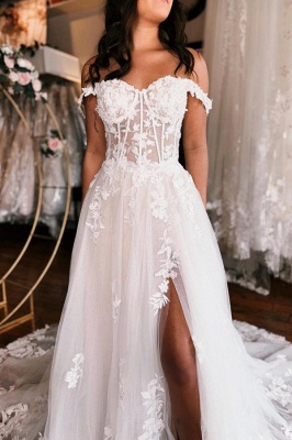 Кружевное свадебное платье А-силуэта с открытыми плечами и высоким разрезом_3