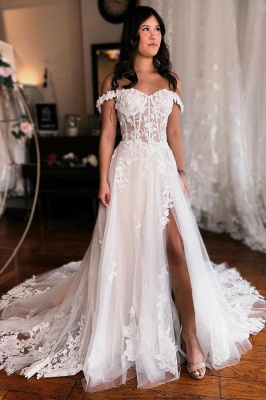 Кружевное свадебное платье А-силуэта с открытыми плечами и высоким разрезом_1