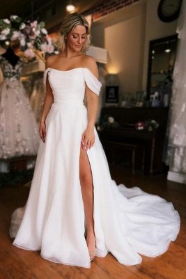 Vestido de noiva branco com ombros abertos e divisão alta