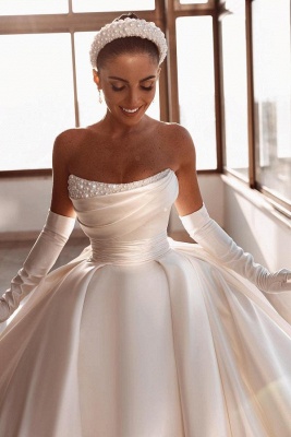 Elegantes trägerloses A-Linien-Brautkleid mit Kathedralenschleppe und Perlenbesatz im Prinzessinnen-Stil_3